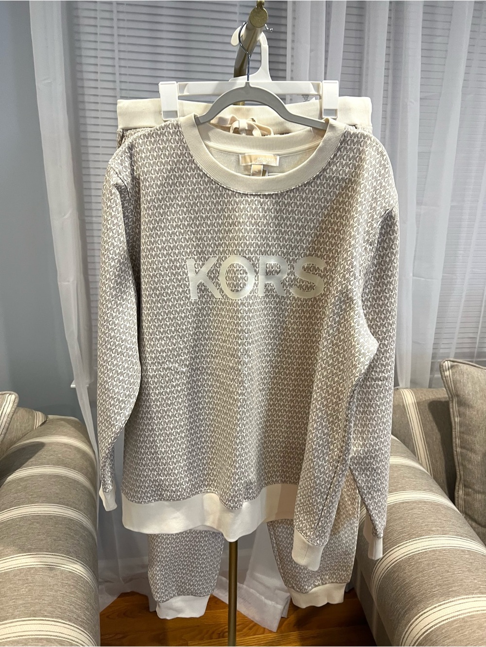 NWT SET MICHAEL Michael Kors Cream Logo Crewneck AND sweatpants